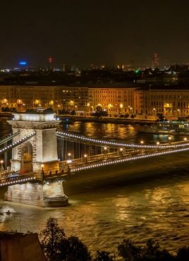 Светлините на Будапеща, със самолет и обслужване на български език - полет от Варна!